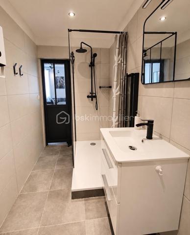 🏢 IMMEUBLE DE RAPPORT – INVESTISSEMENT LOCATIF – 188 M2 AU SOL— 134 M2 HABITABLE — CENTRE VILLE DE CARCASSONNE 

À découvrir, immeuble de rapport d’une surface totale d’environ 188 m², idéal pour un investissement locatif avec plusieurs sources de revenus idéalement situé au centre ville proche de tous commerces et IUT.

L’immeuble se compose de :

* Un local commercial d’environ 40 m², actuellement loué 650 € / mois.
* Un appartement d’environ 39 m², comprenant une cuisine, une salle d’eau avec wc et une chambre, actuellement exploité en location courte durée via une conciergerie.

* Un deuxième appartement d’environ 39 m², également composé d’une cuisine, d’une salle d’eau, 1wc et d’une chambre et un espace détente actuellement exploité en location courte durée via une conciergerie.

* Un troisième logement d’environ 19 m², de type studio avec terrasse pouvant être exploité en location saisonnière ou en location traditionnelle, avec un potentiel locatif d’environ 450 € / mois.

* Une cave d’environ 29 m², offrant un espace de stockage complémentaire.

L’ensemble développe environ 134 m² habitables, pour une surface totale d’environ 188 m².

💰 Revenus locatifs possible : 

* 2 appartements Airbnb : 90 € / nuit chacun → 180 € / nuit pour les deux.( hors frais de ménage )
* Local commercial : 650 € / mois, actuellement loué → 7 800 € / an.
* 3e étage :
    * soit Airbnb à 40 € / nuit,
    * soit location classique à 450 € / mois → 5 400 € / an.

Exemple avec une occupation Airbnb de 60 %

Pour les 2 appartements :
180 € × 365 × 60 % = 39 420 € / an

Pour le 3e étage en Airbnb :
40 € × 365 × 60 % = 8 760 € / an

Avec le local commercial :
7 800 € / an

➡️ Revenus locatifs bruts estimés : 55 980 € / an, soit environ 4 665 € / mois.

Si le 3e étage est loué 450 €/mois à l’année, on serait plutôt à :

39 420 € + 7 800 € + 5 400 € = 52 620 € / an, soit 4 385 € / mois.

La taxe foncière s’élève à 3 445 € par an.

Les deux appartements principaux sont actuellement exploités en location courte durée via une conciergerie, permettant une gestion simplifiée. Le troisième logement peut également être exploité en Airbnb ou proposé en location à l’année.

‼️‼️L’immeuble est vendu entièrement meublé, tel que présenté sur les photographies, permettant une mise en exploitation rapide.

👉 Un investissement clé en main, offrant plusieurs lots, plusieurs sources de revenus et un potentiel locatif intéressant, idéal pour un investisseur recherchant un bien déjà exploité.

À visiter sans tarder !