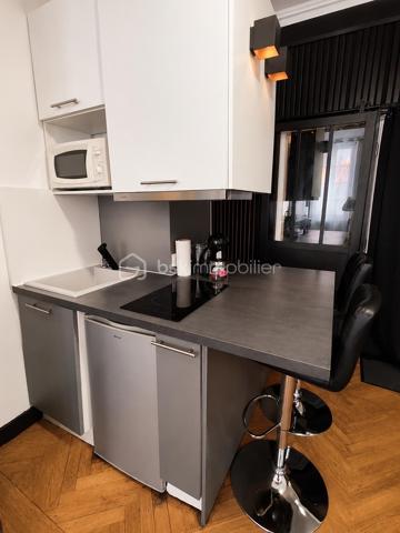 🏢 IMMEUBLE DE RAPPORT – INVESTISSEMENT LOCATIF – 188 M2 AU SOL— 134 M2 HABITABLE — CENTRE VILLE DE CARCASSONNE 

À découvrir, immeuble de rapport d’une surface totale d’environ 188 m², idéal pour un investissement locatif avec plusieurs sources de revenus idéalement situé au centre ville proche de tous commerces et IUT.

L’immeuble se compose de :

* Un local commercial d’environ 40 m², actuellement loué 650 € / mois.
* Un appartement d’environ 39 m², comprenant une cuisine, une salle d’eau avec wc et une chambre, actuellement exploité en location courte durée via une conciergerie.

* Un deuxième appartement d’environ 39 m², également composé d’une cuisine, d’une salle d’eau, 1wc et d’une chambre et un espace détente actuellement exploité en location courte durée via une conciergerie.

* Un troisième logement d’environ 19 m², de type studio avec terrasse pouvant être exploité en location saisonnière ou en location traditionnelle, avec un potentiel locatif d’environ 450 € / mois.

* Une cave d’environ 29 m², offrant un espace de stockage complémentaire.

L’ensemble développe environ 134 m² habitables, pour une surface totale d’environ 188 m².

💰 Revenus locatifs possible : 

* 2 appartements Airbnb : 90 € / nuit chacun → 180 € / nuit pour les deux.( hors frais de ménage )
* Local commercial : 650 € / mois, actuellement loué → 7 800 € / an.
* 3e étage :
    * soit Airbnb à 40 € / nuit,
    * soit location classique à 450 € / mois → 5 400 € / an.

Exemple avec une occupation Airbnb de 60 %

Pour les 2 appartements :
180 € × 365 × 60 % = 39 420 € / an

Pour le 3e étage en Airbnb :
40 € × 365 × 60 % = 8 760 € / an

Avec le local commercial :
7 800 € / an

➡️ Revenus locatifs bruts estimés : 55 980 € / an, soit environ 4 665 € / mois.

Si le 3e étage est loué 450 €/mois à l’année, on serait plutôt à :

39 420 € + 7 800 € + 5 400 € = 52 620 € / an, soit 4 385 € / mois.

La taxe foncière s’élève à 3 445 € par an.

Les deux appartements principaux sont actuellement exploités en location courte durée via une conciergerie, permettant une gestion simplifiée. Le troisième logement peut également être exploité en Airbnb ou proposé en location à l’année.

‼️‼️L’immeuble est vendu entièrement meublé, tel que présenté sur les photographies, permettant une mise en exploitation rapide.

👉 Un investissement clé en main, offrant plusieurs lots, plusieurs sources de revenus et un potentiel locatif intéressant, idéal pour un investisseur recherchant un bien déjà exploité.

À visiter sans tarder !