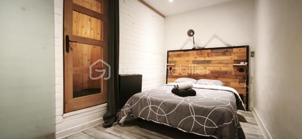 🏢 IMMEUBLE DE RAPPORT – INVESTISSEMENT LOCATIF – 188 M2 AU SOL— 134 M2 HABITABLE — CENTRE VILLE DE CARCASSONNE 

À découvrir, immeuble de rapport d’une surface totale d’environ 188 m², idéal pour un investissement locatif avec plusieurs sources de revenus idéalement situé au centre ville proche de tous commerces et IUT.

L’immeuble se compose de :

* Un local commercial d’environ 40 m², actuellement loué 650 € / mois.
* Un appartement d’environ 39 m², comprenant une cuisine, une salle d’eau avec wc et une chambre, actuellement exploité en location courte durée via une conciergerie.

* Un deuxième appartement d’environ 39 m², également composé d’une cuisine, d’une salle d’eau, 1wc et d’une chambre et un espace détente actuellement exploité en location courte durée via une conciergerie.

* Un troisième logement d’environ 19 m², de type studio avec terrasse pouvant être exploité en location saisonnière ou en location traditionnelle, avec un potentiel locatif d’environ 450 € / mois.

* Une cave d’environ 29 m², offrant un espace de stockage complémentaire.

L’ensemble développe environ 134 m² habitables, pour une surface totale d’environ 188 m².

💰 Revenus locatifs possible : 

* 2 appartements Airbnb : 90 € / nuit chacun → 180 € / nuit pour les deux.( hors frais de ménage )
* Local commercial : 650 € / mois, actuellement loué → 7 800 € / an.
* 3e étage :
    * soit Airbnb à 40 € / nuit,
    * soit location classique à 450 € / mois → 5 400 € / an.

Exemple avec une occupation Airbnb de 60 %

Pour les 2 appartements :
180 € × 365 × 60 % = 39 420 € / an

Pour le 3e étage en Airbnb :
40 € × 365 × 60 % = 8 760 € / an

Avec le local commercial :
7 800 € / an

➡️ Revenus locatifs bruts estimés : 55 980 € / an, soit environ 4 665 € / mois.

Si le 3e étage est loué 450 €/mois à l’année, on serait plutôt à :

39 420 € + 7 800 € + 5 400 € = 52 620 € / an, soit 4 385 € / mois.

La taxe foncière s’élève à 3 445 € par an.

Les deux appartements principaux sont actuellement exploités en location courte durée via une conciergerie, permettant une gestion simplifiée. Le troisième logement peut également être exploité en Airbnb ou proposé en location à l’année.

‼️‼️L’immeuble est vendu entièrement meublé, tel que présenté sur les photographies, permettant une mise en exploitation rapide.

👉 Un investissement clé en main, offrant plusieurs lots, plusieurs sources de revenus et un potentiel locatif intéressant, idéal pour un investisseur recherchant un bien déjà exploité.

À visiter sans tarder !