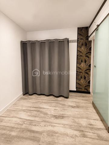 🏢 IMMEUBLE DE RAPPORT – INVESTISSEMENT LOCATIF – 188 M2 AU SOL— 134 M2 HABITABLE — CENTRE VILLE DE CARCASSONNE 

À découvrir, immeuble de rapport d’une surface totale d’environ 188 m², idéal pour un investissement locatif avec plusieurs sources de revenus idéalement situé au centre ville proche de tous commerces et IUT.

L’immeuble se compose de :

* Un local commercial d’environ 40 m², actuellement loué 650 € / mois.
* Un appartement d’environ 39 m², comprenant une cuisine, une salle d’eau avec wc et une chambre, actuellement exploité en location courte durée via une conciergerie.

* Un deuxième appartement d’environ 39 m², également composé d’une cuisine, d’une salle d’eau, 1wc et d’une chambre et un espace détente actuellement exploité en location courte durée via une conciergerie.

* Un troisième logement d’environ 19 m², de type studio avec terrasse pouvant être exploité en location saisonnière ou en location traditionnelle, avec un potentiel locatif d’environ 450 € / mois.

* Une cave d’environ 29 m², offrant un espace de stockage complémentaire.

L’ensemble développe environ 134 m² habitables, pour une surface totale d’environ 188 m².

💰 Revenus locatifs possible : 

* 2 appartements Airbnb : 90 € / nuit chacun → 180 € / nuit pour les deux.( hors frais de ménage )
* Local commercial : 650 € / mois, actuellement loué → 7 800 € / an.
* 3e étage :
    * soit Airbnb à 40 € / nuit,
    * soit location classique à 450 € / mois → 5 400 € / an.

Exemple avec une occupation Airbnb de 60 %

Pour les 2 appartements :
180 € × 365 × 60 % = 39 420 € / an

Pour le 3e étage en Airbnb :
40 € × 365 × 60 % = 8 760 € / an

Avec le local commercial :
7 800 € / an

➡️ Revenus locatifs bruts estimés : 55 980 € / an, soit environ 4 665 € / mois.

Si le 3e étage est loué 450 €/mois à l’année, on serait plutôt à :

39 420 € + 7 800 € + 5 400 € = 52 620 € / an, soit 4 385 € / mois.

La taxe foncière s’élève à 3 445 € par an.

Les deux appartements principaux sont actuellement exploités en location courte durée via une conciergerie, permettant une gestion simplifiée. Le troisième logement peut également être exploité en Airbnb ou proposé en location à l’année.

‼️‼️L’immeuble est vendu entièrement meublé, tel que présenté sur les photographies, permettant une mise en exploitation rapide.

👉 Un investissement clé en main, offrant plusieurs lots, plusieurs sources de revenus et un potentiel locatif intéressant, idéal pour un investisseur recherchant un bien déjà exploité.

À visiter sans tarder !
