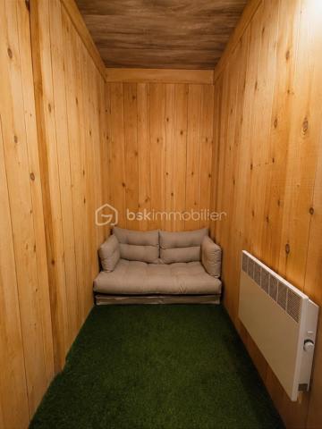 🏢 IMMEUBLE DE RAPPORT – INVESTISSEMENT LOCATIF – 188 M2 AU SOL— 134 M2 HABITABLE — CENTRE VILLE DE CARCASSONNE 

À découvrir, immeuble de rapport d’une surface totale d’environ 188 m², idéal pour un investissement locatif avec plusieurs sources de revenus idéalement situé au centre ville proche de tous commerces et IUT.

L’immeuble se compose de :

* Un local commercial d’environ 40 m², actuellement loué 650 € / mois.
* Un appartement d’environ 39 m², comprenant une cuisine, une salle d’eau avec wc et une chambre, actuellement exploité en location courte durée via une conciergerie.

* Un deuxième appartement d’environ 39 m², également composé d’une cuisine, d’une salle d’eau, 1wc et d’une chambre et un espace détente actuellement exploité en location courte durée via une conciergerie.

* Un troisième logement d’environ 19 m², de type studio avec terrasse pouvant être exploité en location saisonnière ou en location traditionnelle, avec un potentiel locatif d’environ 450 € / mois.

* Une cave d’environ 29 m², offrant un espace de stockage complémentaire.

L’ensemble développe environ 134 m² habitables, pour une surface totale d’environ 188 m².

💰 Revenus locatifs possible : 

* 2 appartements Airbnb : 90 € / nuit chacun → 180 € / nuit pour les deux.( hors frais de ménage )
* Local commercial : 650 € / mois, actuellement loué → 7 800 € / an.
* 3e étage :
    * soit Airbnb à 40 € / nuit,
    * soit location classique à 450 € / mois → 5 400 € / an.

Exemple avec une occupation Airbnb de 60 %

Pour les 2 appartements :
180 € × 365 × 60 % = 39 420 € / an

Pour le 3e étage en Airbnb :
40 € × 365 × 60 % = 8 760 € / an

Avec le local commercial :
7 800 € / an

➡️ Revenus locatifs bruts estimés : 55 980 € / an, soit environ 4 665 € / mois.

Si le 3e étage est loué 450 €/mois à l’année, on serait plutôt à :

39 420 € + 7 800 € + 5 400 € = 52 620 € / an, soit 4 385 € / mois.

La taxe foncière s’élève à 3 445 € par an.

Les deux appartements principaux sont actuellement exploités en location courte durée via une conciergerie, permettant une gestion simplifiée. Le troisième logement peut également être exploité en Airbnb ou proposé en location à l’année.

‼️‼️L’immeuble est vendu entièrement meublé, tel que présenté sur les photographies, permettant une mise en exploitation rapide.

👉 Un investissement clé en main, offrant plusieurs lots, plusieurs sources de revenus et un potentiel locatif intéressant, idéal pour un investisseur recherchant un bien déjà exploité.

À visiter sans tarder !