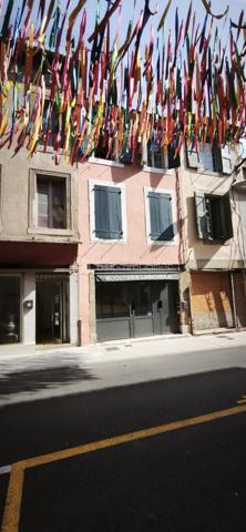 🏢 IMMEUBLE DE RAPPORT – INVESTISSEMENT LOCATIF – 188 M2 AU SOL— 134 M2 HABITABLE — CENTRE VILLE DE CARCASSONNE 

À découvrir, immeuble de rapport d’une surface totale d’environ 188 m², idéal pour un investissement locatif avec plusieurs sources de revenus idéalement situé au centre ville proche de tous commerces et IUT.

L’immeuble se compose de :

* Un local commercial d’environ 40 m², actuellement loué 650 € / mois.
* Un appartement d’environ 39 m², comprenant une cuisine, une salle d’eau avec wc et une chambre, actuellement exploité en location courte durée via une conciergerie.

* Un deuxième appartement d’environ 39 m², également composé d’une cuisine, d’une salle d’eau, 1wc et d’une chambre et un espace détente actuellement exploité en location courte durée via une conciergerie.

* Un troisième logement d’environ 19 m², de type studio avec terrasse pouvant être exploité en location saisonnière ou en location traditionnelle, avec un potentiel locatif d’environ 450 € / mois.

* Une cave d’environ 29 m², offrant un espace de stockage complémentaire.

L’ensemble développe environ 134 m² habitables, pour une surface totale d’environ 188 m².

💰 Revenus locatifs possible : 

* 2 appartements Airbnb : 90 € / nuit chacun → 180 € / nuit pour les deux.( hors frais de ménage )
* Local commercial : 650 € / mois, actuellement loué → 7 800 € / an.
* 3e étage :
    * soit Airbnb à 40 € / nuit,
    * soit location classique à 450 € / mois → 5 400 € / an.

Exemple avec une occupation Airbnb de 60 %

Pour les 2 appartements :
180 € × 365 × 60 % = 39 420 € / an

Pour le 3e étage en Airbnb :
40 € × 365 × 60 % = 8 760 € / an

Avec le local commercial :
7 800 € / an

➡️ Revenus locatifs bruts estimés : 55 980 € / an, soit environ 4 665 € / mois.

Si le 3e étage est loué 450 €/mois à l’année, on serait plutôt à :

39 420 € + 7 800 € + 5 400 € = 52 620 € / an, soit 4 385 € / mois.

La taxe foncière s’élève à 3 445 € par an.

Les deux appartements principaux sont actuellement exploités en location courte durée via une conciergerie, permettant une gestion simplifiée. Le troisième logement peut également être exploité en Airbnb ou proposé en location à l’année.

‼️‼️L’immeuble est vendu entièrement meublé, tel que présenté sur les photographies, permettant une mise en exploitation rapide.

👉 Un investissement clé en main, offrant plusieurs lots, plusieurs sources de revenus et un potentiel locatif intéressant, idéal pour un investisseur recherchant un bien déjà exploité.

À visiter sans tarder !
