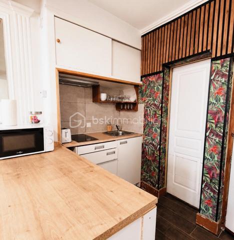 🏢 IMMEUBLE DE RAPPORT – INVESTISSEMENT LOCATIF – 188 M2 AU SOL— 134 M2 HABITABLE — CENTRE VILLE DE CARCASSONNE 

À découvrir, immeuble de rapport d’une surface totale d’environ 188 m², idéal pour un investissement locatif avec plusieurs sources de revenus idéalement situé au centre ville proche de tous commerces et IUT.

L’immeuble se compose de :

* Un local commercial d’environ 40 m², actuellement loué 650 € / mois.
* Un appartement d’environ 39 m², comprenant une cuisine, une salle d’eau avec wc et une chambre, actuellement exploité en location courte durée via une conciergerie.

* Un deuxième appartement d’environ 39 m², également composé d’une cuisine, d’une salle d’eau, 1wc et d’une chambre et un espace détente actuellement exploité en location courte durée via une conciergerie.

* Un troisième logement d’environ 19 m², de type studio avec terrasse pouvant être exploité en location saisonnière ou en location traditionnelle, avec un potentiel locatif d’environ 450 € / mois.

* Une cave d’environ 29 m², offrant un espace de stockage complémentaire.

L’ensemble développe environ 134 m² habitables, pour une surface totale d’environ 188 m².

💰 Revenus locatifs possible : 

* 2 appartements Airbnb : 90 € / nuit chacun → 180 € / nuit pour les deux.( hors frais de ménage )
* Local commercial : 650 € / mois, actuellement loué → 7 800 € / an.
* 3e étage :
    * soit Airbnb à 40 € / nuit,
    * soit location classique à 450 € / mois → 5 400 € / an.

Exemple avec une occupation Airbnb de 60 %

Pour les 2 appartements :
180 € × 365 × 60 % = 39 420 € / an

Pour le 3e étage en Airbnb :
40 € × 365 × 60 % = 8 760 € / an

Avec le local commercial :
7 800 € / an

➡️ Revenus locatifs bruts estimés : 55 980 € / an, soit environ 4 665 € / mois.

Si le 3e étage est loué 450 €/mois à l’année, on serait plutôt à :

39 420 € + 7 800 € + 5 400 € = 52 620 € / an, soit 4 385 € / mois.

La taxe foncière s’élève à 3 445 € par an.

Les deux appartements principaux sont actuellement exploités en location courte durée via une conciergerie, permettant une gestion simplifiée. Le troisième logement peut également être exploité en Airbnb ou proposé en location à l’année.

‼️‼️L’immeuble est vendu entièrement meublé, tel que présenté sur les photographies, permettant une mise en exploitation rapide.

👉 Un investissement clé en main, offrant plusieurs lots, plusieurs sources de revenus et un potentiel locatif intéressant, idéal pour un investisseur recherchant un bien déjà exploité.

À visiter sans tarder !