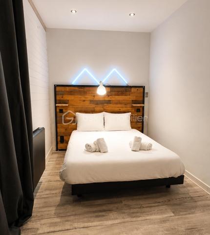 🏢 IMMEUBLE DE RAPPORT – INVESTISSEMENT LOCATIF – 188 M2 AU SOL— 134 M2 HABITABLE — CENTRE VILLE DE CARCASSONNE 

À découvrir, immeuble de rapport d’une surface totale d’environ 188 m², idéal pour un investissement locatif avec plusieurs sources de revenus idéalement situé au centre ville proche de tous commerces et IUT.

L’immeuble se compose de :

* Un local commercial d’environ 40 m², actuellement loué 650 € / mois.
* Un appartement d’environ 39 m², comprenant une cuisine, une salle d’eau avec wc et une chambre, actuellement exploité en location courte durée via une conciergerie.

* Un deuxième appartement d’environ 39 m², également composé d’une cuisine, d’une salle d’eau, 1wc et d’une chambre et un espace détente actuellement exploité en location courte durée via une conciergerie.

* Un troisième logement d’environ 19 m², de type studio avec terrasse pouvant être exploité en location saisonnière ou en location traditionnelle, avec un potentiel locatif d’environ 450 € / mois.

* Une cave d’environ 29 m², offrant un espace de stockage complémentaire.

L’ensemble développe environ 134 m² habitables, pour une surface totale d’environ 188 m².

💰 Revenus locatifs possible : 

* 2 appartements Airbnb : 90 € / nuit chacun → 180 € / nuit pour les deux.( hors frais de ménage )
* Local commercial : 650 € / mois, actuellement loué → 7 800 € / an.
* 3e étage :
    * soit Airbnb à 40 € / nuit,
    * soit location classique à 450 € / mois → 5 400 € / an.

Exemple avec une occupation Airbnb de 60 %

Pour les 2 appartements :
180 € × 365 × 60 % = 39 420 € / an

Pour le 3e étage en Airbnb :
40 € × 365 × 60 % = 8 760 € / an

Avec le local commercial :
7 800 € / an

➡️ Revenus locatifs bruts estimés : 55 980 € / an, soit environ 4 665 € / mois.

Si le 3e étage est loué 450 €/mois à l’année, on serait plutôt à :

39 420 € + 7 800 € + 5 400 € = 52 620 € / an, soit 4 385 € / mois.

La taxe foncière s’élève à 3 445 € par an.

Les deux appartements principaux sont actuellement exploités en location courte durée via une conciergerie, permettant une gestion simplifiée. Le troisième logement peut également être exploité en Airbnb ou proposé en location à l’année.

‼️‼️L’immeuble est vendu entièrement meublé, tel que présenté sur les photographies, permettant une mise en exploitation rapide.

👉 Un investissement clé en main, offrant plusieurs lots, plusieurs sources de revenus et un potentiel locatif intéressant, idéal pour un investisseur recherchant un bien déjà exploité.

À visiter sans tarder !