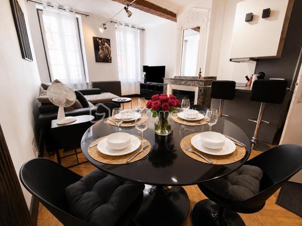 🏢 IMMEUBLE DE RAPPORT – INVESTISSEMENT LOCATIF – 188 M2 AU SOL— 134 M2 HABITABLE — CENTRE VILLE DE CARCASSONNE 

À découvrir, immeuble de rapport d’une surface totale d’environ 188 m², idéal pour un investissement locatif avec plusieurs sources de revenus idéalement situé au centre ville proche de tous commerces et IUT.

L’immeuble se compose de :

* Un local commercial d’environ 40 m², actuellement loué 650 € / mois.
* Un appartement d’environ 39 m², comprenant une cuisine, une salle d’eau avec wc et une chambre, actuellement exploité en location courte durée via une conciergerie.

* Un deuxième appartement d’environ 39 m², également composé d’une cuisine, d’une salle d’eau, 1wc et d’une chambre et un espace détente actuellement exploité en location courte durée via une conciergerie.

* Un troisième logement d’environ 19 m², de type studio avec terrasse pouvant être exploité en location saisonnière ou en location traditionnelle, avec un potentiel locatif d’environ 450 € / mois.

* Une cave d’environ 29 m², offrant un espace de stockage complémentaire.

L’ensemble développe environ 134 m² habitables, pour une surface totale d’environ 188 m².

💰 Revenus locatifs possible : 

* 2 appartements Airbnb : 90 € / nuit chacun → 180 € / nuit pour les deux.( hors frais de ménage )
* Local commercial : 650 € / mois, actuellement loué → 7 800 € / an.
* 3e étage :
    * soit Airbnb à 40 € / nuit,
    * soit location classique à 450 € / mois → 5 400 € / an.

Exemple avec une occupation Airbnb de 60 %

Pour les 2 appartements :
180 € × 365 × 60 % = 39 420 € / an

Pour le 3e étage en Airbnb :
40 € × 365 × 60 % = 8 760 € / an

Avec le local commercial :
7 800 € / an

➡️ Revenus locatifs bruts estimés : 55 980 € / an, soit environ 4 665 € / mois.

Si le 3e étage est loué 450 €/mois à l’année, on serait plutôt à :

39 420 € + 7 800 € + 5 400 € = 52 620 € / an, soit 4 385 € / mois.

La taxe foncière s’élève à 3 445 € par an.

Les deux appartements principaux sont actuellement exploités en location courte durée via une conciergerie, permettant une gestion simplifiée. Le troisième logement peut également être exploité en Airbnb ou proposé en location à l’année.

‼️‼️L’immeuble est vendu entièrement meublé, tel que présenté sur les photographies, permettant une mise en exploitation rapide.

👉 Un investissement clé en main, offrant plusieurs lots, plusieurs sources de revenus et un potentiel locatif intéressant, idéal pour un investisseur recherchant un bien déjà exploité.

À visiter sans tarder !