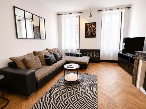 🏢 IMMEUBLE DE RAPPORT – INVESTISSEMENT LOCATIF – 188 M2 AU SOL— 134 M2 HABITABLE — CENTRE VILLE DE CARCASSONNE 

À découvrir, immeuble de rapport d’une surface totale d’environ 188 m², idéal pour un investissement locatif avec plusieurs sources de revenus idéalement situé au centre ville proche de tous commerces et IUT.

L’immeuble se compose de :

* Un local commercial d’environ 40 m², actuellement loué 650 € / mois.
* Un appartement d’environ 39 m², comprenant une cuisine, une salle d’eau avec wc et une chambre, actuellement exploité en location courte durée via une conciergerie.

* Un deuxième appartement d’environ 39 m², également composé d’une cuisine, d’une salle d’eau, 1wc et d’une chambre et un espace détente actuellement exploité en location courte durée via une conciergerie.

* Un troisième logement d’environ 19 m², de type studio avec terrasse pouvant être exploité en location saisonnière ou en location traditionnelle, avec un potentiel locatif d’environ 450 € / mois.

* Une cave d’environ 29 m², offrant un espace de stockage complémentaire.

L’ensemble développe environ 134 m² habitables, pour une surface totale d’environ 188 m².

💰 Revenus locatifs possible : 

* 2 appartements Airbnb : 90 € / nuit chacun → 180 € / nuit pour les deux.( hors frais de ménage )
* Local commercial : 650 € / mois, actuellement loué → 7 800 € / an.
* 3e étage :
    * soit Airbnb à 40 € / nuit,
    * soit location classique à 450 € / mois → 5 400 € / an.

Exemple avec une occupation Airbnb de 60 %

Pour les 2 appartements :
180 € × 365 × 60 % = 39 420 € / an

Pour le 3e étage en Airbnb :
40 € × 365 × 60 % = 8 760 € / an

Avec le local commercial :
7 800 € / an

➡️ Revenus locatifs bruts estimés : 55 980 € / an, soit environ 4 665 € / mois.

Si le 3e étage est loué 450 €/mois à l’année, on serait plutôt à :

39 420 € + 7 800 € + 5 400 € = 52 620 € / an, soit 4 385 € / mois.

La taxe foncière s’élève à 3 445 € par an.

Les deux appartements principaux sont actuellement exploités en location courte durée via une conciergerie, permettant une gestion simplifiée. Le troisième logement peut également être exploité en Airbnb ou proposé en location à l’année.

‼️‼️L’immeuble est vendu entièrement meublé, tel que présenté sur les photographies, permettant une mise en exploitation rapide.

👉 Un investissement clé en main, offrant plusieurs lots, plusieurs sources de revenus et un potentiel locatif intéressant, idéal pour un investisseur recherchant un bien déjà exploité.

À visiter sans tarder !