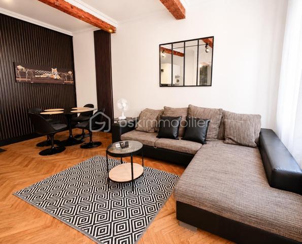 🏢 IMMEUBLE DE RAPPORT – INVESTISSEMENT LOCATIF – 188 M2 AU SOL— 134 M2 HABITABLE — CENTRE VILLE DE CARCASSONNE 

À découvrir, immeuble de rapport d’une surface totale d’environ 188 m², idéal pour un investissement locatif avec plusieurs sources de revenus idéalement situé au centre ville proche de tous commerces et IUT.

L’immeuble se compose de :

* Un local commercial d’environ 40 m², actuellement loué 650 € / mois.
* Un appartement d’environ 39 m², comprenant une cuisine, une salle d’eau avec wc et une chambre, actuellement exploité en location courte durée via une conciergerie.

* Un deuxième appartement d’environ 39 m², également composé d’une cuisine, d’une salle d’eau, 1wc et d’une chambre et un espace détente actuellement exploité en location courte durée via une conciergerie.

* Un troisième logement d’environ 19 m², de type studio avec terrasse pouvant être exploité en location saisonnière ou en location traditionnelle, avec un potentiel locatif d’environ 450 € / mois.

* Une cave d’environ 29 m², offrant un espace de stockage complémentaire.

L’ensemble développe environ 134 m² habitables, pour une surface totale d’environ 188 m².

💰 Revenus locatifs possible : 

* 2 appartements Airbnb : 90 € / nuit chacun → 180 € / nuit pour les deux.( hors frais de ménage )
* Local commercial : 650 € / mois, actuellement loué → 7 800 € / an.
* 3e étage :
    * soit Airbnb à 40 € / nuit,
    * soit location classique à 450 € / mois → 5 400 € / an.

Exemple avec une occupation Airbnb de 60 %

Pour les 2 appartements :
180 € × 365 × 60 % = 39 420 € / an

Pour le 3e étage en Airbnb :
40 € × 365 × 60 % = 8 760 € / an

Avec le local commercial :
7 800 € / an

➡️ Revenus locatifs bruts estimés : 55 980 € / an, soit environ 4 665 € / mois.

Si le 3e étage est loué 450 €/mois à l’année, on serait plutôt à :

39 420 € + 7 800 € + 5 400 € = 52 620 € / an, soit 4 385 € / mois.

La taxe foncière s’élève à 3 445 € par an.

Les deux appartements principaux sont actuellement exploités en location courte durée via une conciergerie, permettant une gestion simplifiée. Le troisième logement peut également être exploité en Airbnb ou proposé en location à l’année.

‼️‼️L’immeuble est vendu entièrement meublé, tel que présenté sur les photographies, permettant une mise en exploitation rapide.

👉 Un investissement clé en main, offrant plusieurs lots, plusieurs sources de revenus et un potentiel locatif intéressant, idéal pour un investisseur recherchant un bien déjà exploité.

À visiter sans tarder !