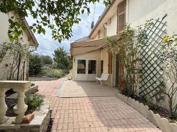 Maison de village de 130 m² avec garage, atelier indépendant et jardin paysager