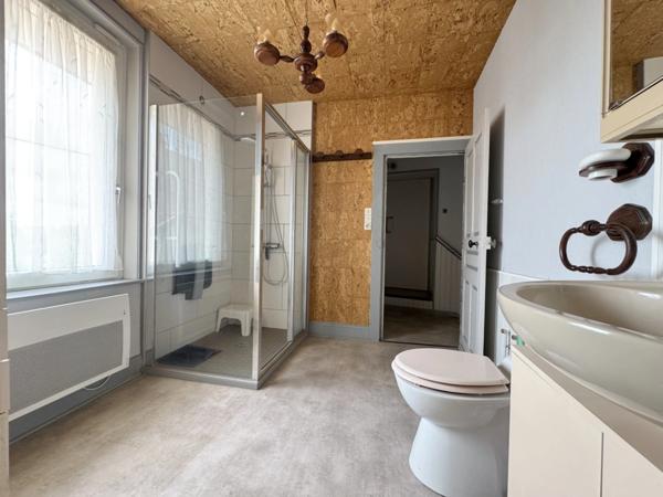 Maison de village de 130 m² avec garage, atelier indépendant et jardin paysager