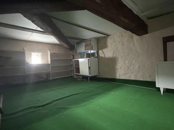 Maison de village de 130 m² avec garage, atelier indépendant et jardin paysager