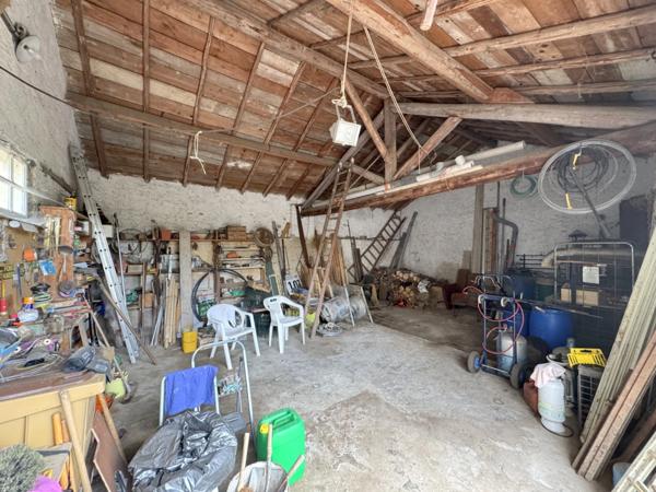 Maison de village de 130 m² avec garage, atelier indépendant et jardin paysager