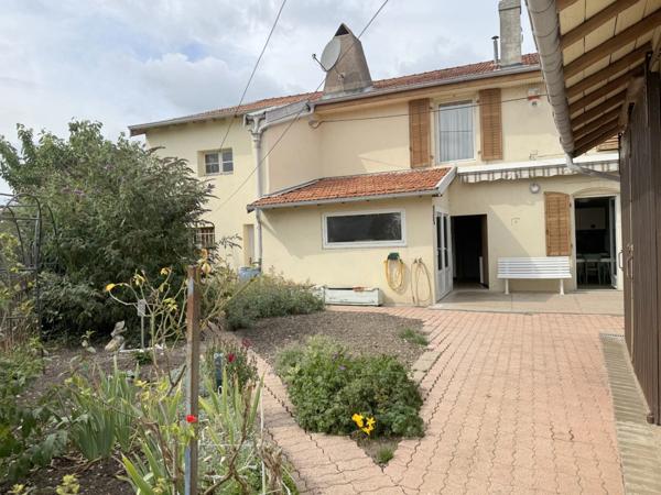 Maison de village de 130 m² avec garage, atelier indépendant et jardin paysager