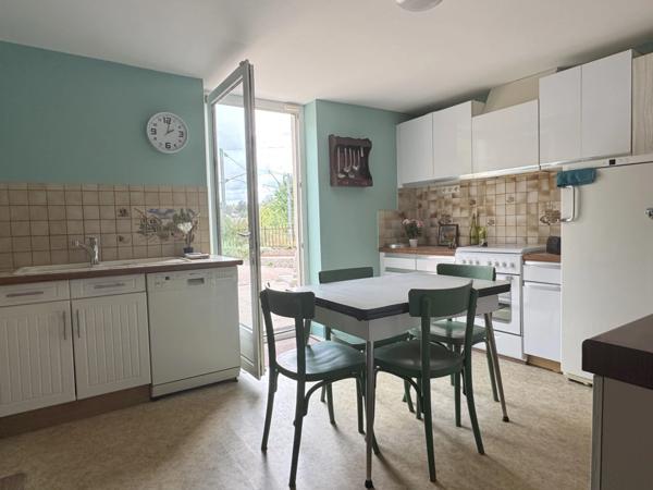 Maison de village de 130 m² avec garage, atelier indépendant et jardin paysager