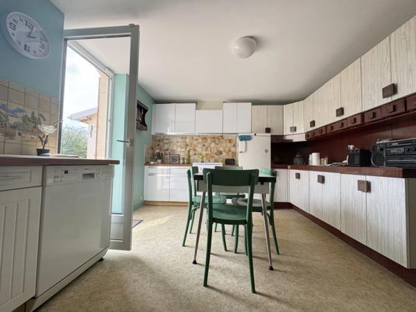 Maison de village de 130 m² avec garage, atelier indépendant et jardin paysager