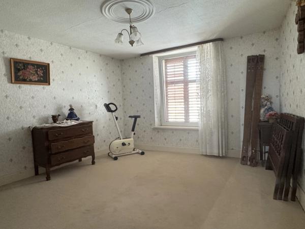 Maison de village de 130 m² avec garage, atelier indépendant et jardin paysager