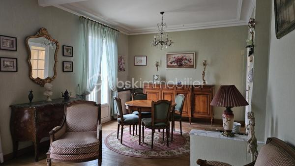 Découvrez cet appartement de 59 m² situé au 1er étage d'un immeuble du 19ème siècle. Idéalement niché au cœur d'un quartier dynamique, il invite à profiter d'une ambiance conviviale à quelques pas des commodités urbaines.
Savourez le charme d'un intérieur lumineux, complété par une cuisine séparée et une cave en sous-sol. L'appartement comprend un balcon, idéal pour vos moments de détente.
Les charges annuelles de copropriété s'élèvent à 2272 euros. Offrez-vous le plaisir de vivre dans une bâtisse empreinte d'histoire.Contactez Mme Catherine Raynaud pour une visite.