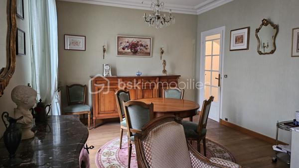 Découvrez cet appartement de 59 m² situé au 1er étage d'un immeuble du 19ème siècle. Idéalement niché au cœur d'un quartier dynamique, il invite à profiter d'une ambiance conviviale à quelques pas des commodités urbaines.
Savourez le charme d'un intérieur lumineux, complété par une cuisine séparée et une cave en sous-sol. L'appartement comprend un balcon, idéal pour vos moments de détente.
Les charges annuelles de copropriété s'élèvent à 2272 euros. Offrez-vous le plaisir de vivre dans une bâtisse empreinte d'histoire.Contactez Mme Catherine Raynaud pour une visite.