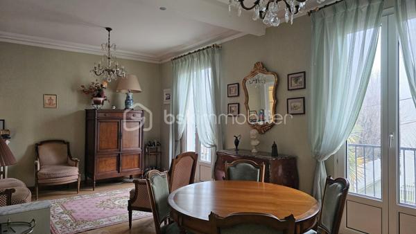 Découvrez cet appartement de 59 m² situé au 1er étage d'un immeuble du 19ème siècle. Idéalement niché au cœur d'un quartier dynamique, il invite à profiter d'une ambiance conviviale à quelques pas des commodités urbaines.
Savourez le charme d'un intérieur lumineux, complété par une cuisine séparée et une cave en sous-sol. L'appartement comprend un balcon, idéal pour vos moments de détente.
Les charges annuelles de copropriété s'élèvent à 2272 euros. Offrez-vous le plaisir de vivre dans une bâtisse empreinte d'histoire.Contactez Mme Catherine Raynaud pour une visite.
