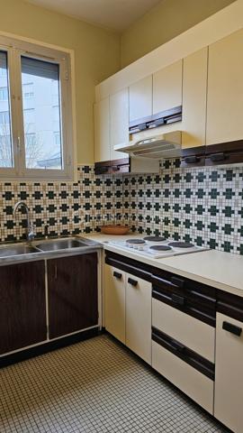 Découvrez cet appartement de 59 m² situé au 1er étage d'un immeuble du 19ème siècle. Idéalement niché au cœur d'un quartier dynamique, il invite à profiter d'une ambiance conviviale à quelques pas des commodités urbaines.
Savourez le charme d'un intérieur lumineux, complété par une cuisine séparée et une cave en sous-sol. L'appartement comprend un balcon, idéal pour vos moments de détente.
Les charges annuelles de copropriété s'élèvent à 2272 euros. Offrez-vous le plaisir de vivre dans une bâtisse empreinte d'histoire.Contactez Mme Catherine Raynaud pour une visite.