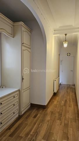 Découvrez cet appartement de 59 m² situé au 1er étage d'un immeuble du 19ème siècle. Idéalement niché au cœur d'un quartier dynamique, il invite à profiter d'une ambiance conviviale à quelques pas des commodités urbaines.
Savourez le charme d'un intérieur lumineux, complété par une cuisine séparée et une cave en sous-sol. L'appartement comprend un balcon, idéal pour vos moments de détente.
Les charges annuelles de copropriété s'élèvent à 2272 euros. Offrez-vous le plaisir de vivre dans une bâtisse empreinte d'histoire.Contactez Mme Catherine Raynaud pour une visite.