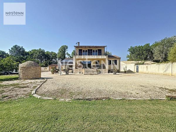 Maison de type 4 de 132m² et studio de type 2 de 35m² à Grans sur 4600m² de terrain avec piscine en pleine nature