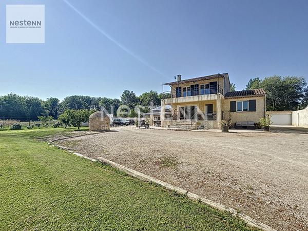 Maison de type 4 de 132m² et studio de type 2 de 35m² à Grans sur 4600m² de terrain avec piscine en pleine nature