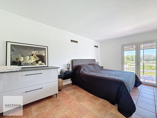 Maison de type 4 de 132m² et studio de type 2 de 35m² à Grans sur 4600m² de terrain avec piscine en pleine nature