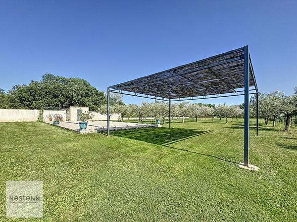 Maison de type 4 de 132m² et studio de type 2 de 35m² à Grans sur 4600m² de terrain avec piscine en pleine nature