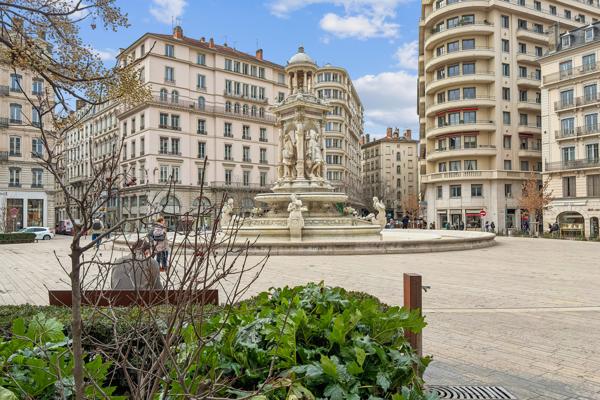 LYON 2eme - Un appartement T2 de 51m2, balcon sur cour.