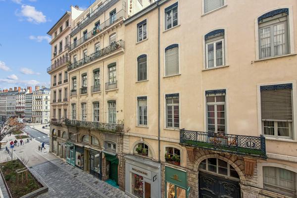 LYON 2eme - Un appartement T2 de 51m2, balcon sur cour.