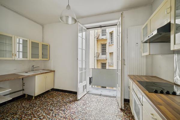 LYON 2eme - Un appartement T2 de 51m2, balcon sur cour.