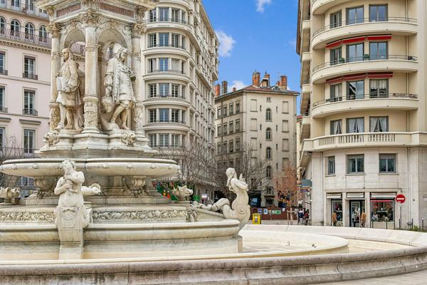 LYON 2eme - Un appartement T2 de 51m2, balcon sur cour.