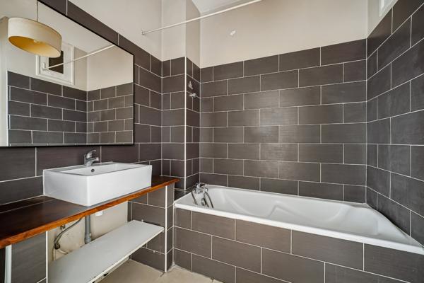 LYON 2eme - Un appartement T2 de 51m2, balcon sur cour.