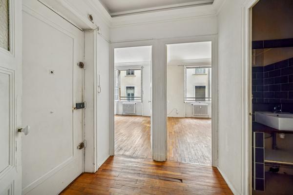 LYON 2eme - Un appartement T2 de 51m2, balcon sur cour.