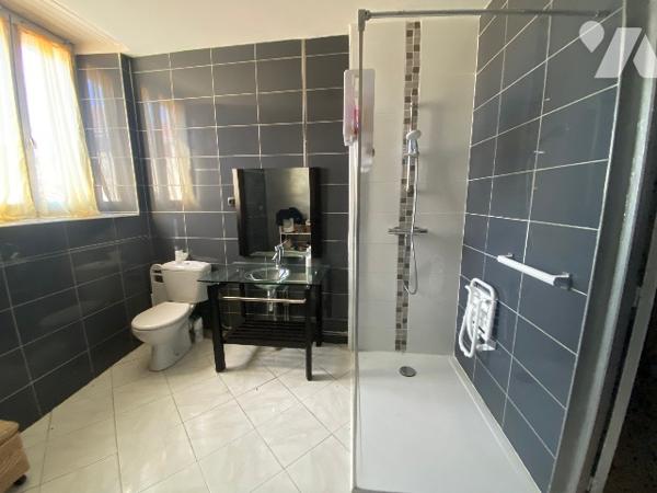 Maison en pierre de 240m² habitables sur 995m² de terrain