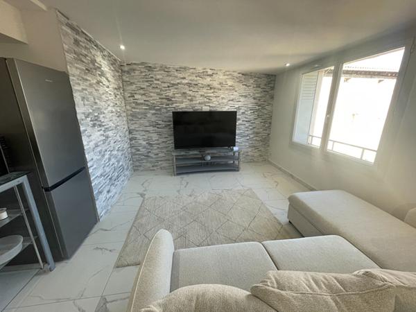 CAUMONT SUR DURANCE - IMMEUBLE DE VILLAGE AVEC GARAGE ET 2 APPARTEMENTS - SPECIAL INVESTISSEURS