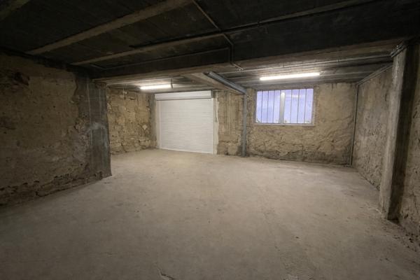 CAUMONT SUR DURANCE - IMMEUBLE DE VILLAGE AVEC GARAGE ET 2 APPARTEMENTS - SPECIAL INVESTISSEURS