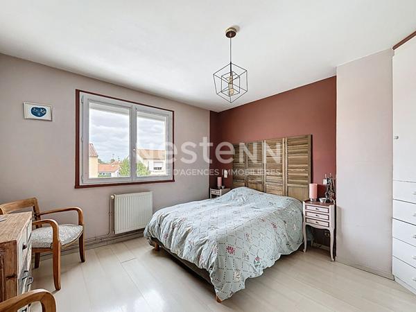 Maison familiale avec véranda, garage et jardin, quartier calme à Fontenay-le-Comte