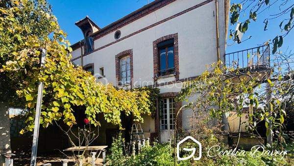 *** Une belle opportunité à découvrir ! Maison divisée en 2 appartements - Idéal investissement ou projet familial ***

Cette maison offre une configuration particulièrement recherchée : elle est actuellement divisée en deux appartements indépendants, permettant de conjuguer confort, flexibilité et potentiel locatif.
Parfaite pour un investisseur, une famille souhaitant vivre à proximité, ou un projet de résidence principale avec revenus complémentaires, elle peut également être envisagée comme un petit immeuble de rapport.

Les atouts :
- Deux logements indépendants
- Possibilité d'habiter un appartement et de louer le second
- Potentiel de double revenu locatif
- Configuration adaptée à une famille multigénérationnelle
- Intéressante pour la location classique, meublée ou saisonnière, selon la réglementation locale
- Possibilité de réunir les deux logements selon les besoins

Un bien polyvalent, rare sur le marché, offrant de nombreuses possibilités d'aménagement et de rentabilité. À visiter rapidement !

Edifiée sur un terrain d'environ 1050m² entièrement plat et clôturé, cette spacieuse propriété ancienne offre une belle surface d'environ 250m² à exploiter, elle se compose de pièces spacieuses, authentique avec le charme de l'ancien (tomettes, cheminées, parquet d'origine...)

* Descriptif de la Maison *

Au rez-de-jardin :
- Une cuisine
- Un salle à manger agrémentée d'un poêle à granulés récent
- Un salon 
- Une grande chambre de plain-pied avec placards
- Une pièce palière
- Une salle de bain avec wc
- Une chaufferie
- Un dégagement menant au garage
- Un palier donnant sur la terrasse

A l'étage :
- Un hall desservant les différentes pièces
- Une cuisine aménagée et équipée donnant sur sa salle à manger
- Un salon donnant sur véranda et accès grenier
- 3 spacieuses chambres sont une donnant sur son balcon privatif
- Un bureau/dressing
- Une salle de bain
- Un wc séparé

Au second niveau :
- Un grenier aménageable d'environ 60m²

* Ses extérieurs *
- Un terrain d'environ 1050m² entièrement clos de murs
- Une terrasse à l'arrière de la maison, sans aucun vis-à-vis
- Un atelier de jardin avec son four à pizza
- Une double cave voutée
- Un puits

* Son secteur *
- proximité de services : école maternelle et primaire avec un service de cantine et de garderie, collège, tous commerces de proximité et gare SNCF accessibles à pieds
- 2 mins à pieds de sa Gare

* Ses équipements et ses avantages *
- Ville très recherchée, appréciée pour ses nombreux commerces de proximité accessibles à pieds, ses écoles et ses transports facilitant les déplacement quotidiens 
- Chauffage Chaudière à pellets récente (installée en 2022) et entretenue
- Poêle à granulés (installé en 2019)
- Chauffe-eau thermodynamique récent (installée en 2022)
- Assainissement collectif aux normes
- Fibre installée
- Electricité à revoir