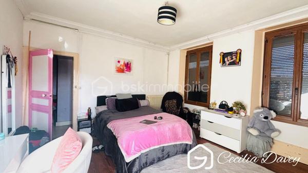 *** Une belle opportunité à découvrir ! Maison divisée en 2 appartements - Idéal investissement ou projet familial ***

Cette maison offre une configuration particulièrement recherchée : elle est actuellement divisée en deux appartements indépendants, permettant de conjuguer confort, flexibilité et potentiel locatif.
Parfaite pour un investisseur, une famille souhaitant vivre à proximité, ou un projet de résidence principale avec revenus complémentaires, elle peut également être envisagée comme un petit immeuble de rapport.

Les atouts :
- Deux logements indépendants
- Possibilité d'habiter un appartement et de louer le second
- Potentiel de double revenu locatif
- Configuration adaptée à une famille multigénérationnelle
- Intéressante pour la location classique, meublée ou saisonnière, selon la réglementation locale
- Possibilité de réunir les deux logements selon les besoins

Un bien polyvalent, rare sur le marché, offrant de nombreuses possibilités d'aménagement et de rentabilité. À visiter rapidement !

Edifiée sur un terrain d'environ 1050m² entièrement plat et clôturé, cette spacieuse propriété ancienne offre une belle surface d'environ 250m² à exploiter, elle se compose de pièces spacieuses, authentique avec le charme de l'ancien (tomettes, cheminées, parquet d'origine...)

* Descriptif de la Maison *

Au rez-de-jardin :
- Une cuisine
- Un salle à manger agrémentée d'un poêle à granulés récent
- Un salon 
- Une grande chambre de plain-pied avec placards
- Une pièce palière
- Une salle de bain avec wc
- Une chaufferie
- Un dégagement menant au garage
- Un palier donnant sur la terrasse

A l'étage :
- Un hall desservant les différentes pièces
- Une cuisine aménagée et équipée donnant sur sa salle à manger
- Un salon donnant sur véranda et accès grenier
- 3 spacieuses chambres sont une donnant sur son balcon privatif
- Un bureau/dressing
- Une salle de bain
- Un wc séparé

Au second niveau :
- Un grenier aménageable d'environ 60m²

* Ses extérieurs *
- Un terrain d'environ 1050m² entièrement clos de murs
- Une terrasse à l'arrière de la maison, sans aucun vis-à-vis
- Un atelier de jardin avec son four à pizza
- Une double cave voutée
- Un puits

* Son secteur *
- proximité de services : école maternelle et primaire avec un service de cantine et de garderie, collège, tous commerces de proximité et gare SNCF accessibles à pieds
- 2 mins à pieds de sa Gare

* Ses équipements et ses avantages *
- Ville très recherchée, appréciée pour ses nombreux commerces de proximité accessibles à pieds, ses écoles et ses transports facilitant les déplacement quotidiens 
- Chauffage Chaudière à pellets récente (installée en 2022) et entretenue
- Poêle à granulés (installé en 2019)
- Chauffe-eau thermodynamique récent (installée en 2022)
- Assainissement collectif aux normes
- Fibre installée
- Electricité à revoir
