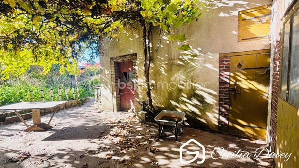 *** Une belle opportunité à découvrir ! Maison divisée en 2 appartements - Idéal investissement ou projet familial ***

Cette maison offre une configuration particulièrement recherchée : elle est actuellement divisée en deux appartements indépendants, permettant de conjuguer confort, flexibilité et potentiel locatif.
Parfaite pour un investisseur, une famille souhaitant vivre à proximité, ou un projet de résidence principale avec revenus complémentaires, elle peut également être envisagée comme un petit immeuble de rapport.

Les atouts :
- Deux logements indépendants
- Possibilité d'habiter un appartement et de louer le second
- Potentiel de double revenu locatif
- Configuration adaptée à une famille multigénérationnelle
- Intéressante pour la location classique, meublée ou saisonnière, selon la réglementation locale
- Possibilité de réunir les deux logements selon les besoins

Un bien polyvalent, rare sur le marché, offrant de nombreuses possibilités d'aménagement et de rentabilité. À visiter rapidement !

Edifiée sur un terrain d'environ 1050m² entièrement plat et clôturé, cette spacieuse propriété ancienne offre une belle surface d'environ 250m² à exploiter, elle se compose de pièces spacieuses, authentique avec le charme de l'ancien (tomettes, cheminées, parquet d'origine...)

* Descriptif de la Maison *

Au rez-de-jardin :
- Une cuisine
- Un salle à manger agrémentée d'un poêle à granulés récent
- Un salon 
- Une grande chambre de plain-pied avec placards
- Une pièce palière
- Une salle de bain avec wc
- Une chaufferie
- Un dégagement menant au garage
- Un palier donnant sur la terrasse

A l'étage :
- Un hall desservant les différentes pièces
- Une cuisine aménagée et équipée donnant sur sa salle à manger
- Un salon donnant sur véranda et accès grenier
- 3 spacieuses chambres sont une donnant sur son balcon privatif
- Un bureau/dressing
- Une salle de bain
- Un wc séparé

Au second niveau :
- Un grenier aménageable d'environ 60m²

* Ses extérieurs *
- Un terrain d'environ 1050m² entièrement clos de murs
- Une terrasse à l'arrière de la maison, sans aucun vis-à-vis
- Un atelier de jardin avec son four à pizza
- Une double cave voutée
- Un puits

* Son secteur *
- proximité de services : école maternelle et primaire avec un service de cantine et de garderie, collège, tous commerces de proximité et gare SNCF accessibles à pieds
- 2 mins à pieds de sa Gare

* Ses équipements et ses avantages *
- Ville très recherchée, appréciée pour ses nombreux commerces de proximité accessibles à pieds, ses écoles et ses transports facilitant les déplacement quotidiens 
- Chauffage Chaudière à pellets récente (installée en 2022) et entretenue
- Poêle à granulés (installé en 2019)
- Chauffe-eau thermodynamique récent (installée en 2022)
- Assainissement collectif aux normes
- Fibre installée
- Electricité à revoir