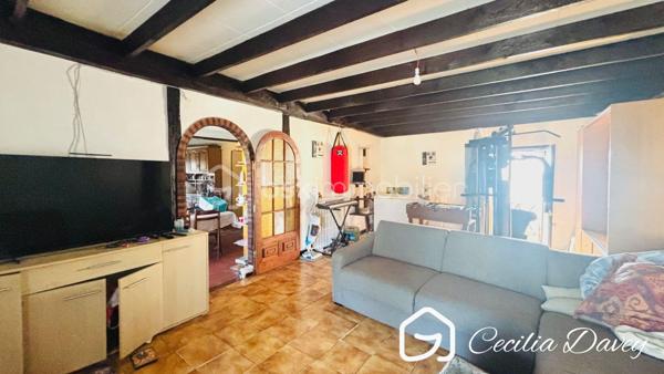 *** Une belle opportunité à découvrir ! Maison divisée en 2 appartements - Idéal investissement ou projet familial ***

Cette maison offre une configuration particulièrement recherchée : elle est actuellement divisée en deux appartements indépendants, permettant de conjuguer confort, flexibilité et potentiel locatif.
Parfaite pour un investisseur, une famille souhaitant vivre à proximité, ou un projet de résidence principale avec revenus complémentaires, elle peut également être envisagée comme un petit immeuble de rapport.

Les atouts :
- Deux logements indépendants
- Possibilité d'habiter un appartement et de louer le second
- Potentiel de double revenu locatif
- Configuration adaptée à une famille multigénérationnelle
- Intéressante pour la location classique, meublée ou saisonnière, selon la réglementation locale
- Possibilité de réunir les deux logements selon les besoins

Un bien polyvalent, rare sur le marché, offrant de nombreuses possibilités d'aménagement et de rentabilité. À visiter rapidement !

Edifiée sur un terrain d'environ 1050m² entièrement plat et clôturé, cette spacieuse propriété ancienne offre une belle surface d'environ 250m² à exploiter, elle se compose de pièces spacieuses, authentique avec le charme de l'ancien (tomettes, cheminées, parquet d'origine...)

* Descriptif de la Maison *

Au rez-de-jardin :
- Une cuisine
- Un salle à manger agrémentée d'un poêle à granulés récent
- Un salon 
- Une grande chambre de plain-pied avec placards
- Une pièce palière
- Une salle de bain avec wc
- Une chaufferie
- Un dégagement menant au garage
- Un palier donnant sur la terrasse

A l'étage :
- Un hall desservant les différentes pièces
- Une cuisine aménagée et équipée donnant sur sa salle à manger
- Un salon donnant sur véranda et accès grenier
- 3 spacieuses chambres sont une donnant sur son balcon privatif
- Un bureau/dressing
- Une salle de bain
- Un wc séparé

Au second niveau :
- Un grenier aménageable d'environ 60m²

* Ses extérieurs *
- Un terrain d'environ 1050m² entièrement clos de murs
- Une terrasse à l'arrière de la maison, sans aucun vis-à-vis
- Un atelier de jardin avec son four à pizza
- Une double cave voutée
- Un puits

* Son secteur *
- proximité de services : école maternelle et primaire avec un service de cantine et de garderie, collège, tous commerces de proximité et gare SNCF accessibles à pieds
- 2 mins à pieds de sa Gare

* Ses équipements et ses avantages *
- Ville très recherchée, appréciée pour ses nombreux commerces de proximité accessibles à pieds, ses écoles et ses transports facilitant les déplacement quotidiens 
- Chauffage Chaudière à pellets récente (installée en 2022) et entretenue
- Poêle à granulés (installé en 2019)
- Chauffe-eau thermodynamique récent (installée en 2022)
- Assainissement collectif aux normes
- Fibre installée
- Electricité à revoir