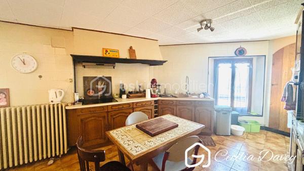 *** Une belle opportunité à découvrir ! Maison divisée en 2 appartements - Idéal investissement ou projet familial ***

Cette maison offre une configuration particulièrement recherchée : elle est actuellement divisée en deux appartements indépendants, permettant de conjuguer confort, flexibilité et potentiel locatif.
Parfaite pour un investisseur, une famille souhaitant vivre à proximité, ou un projet de résidence principale avec revenus complémentaires, elle peut également être envisagée comme un petit immeuble de rapport.

Les atouts :
- Deux logements indépendants
- Possibilité d'habiter un appartement et de louer le second
- Potentiel de double revenu locatif
- Configuration adaptée à une famille multigénérationnelle
- Intéressante pour la location classique, meublée ou saisonnière, selon la réglementation locale
- Possibilité de réunir les deux logements selon les besoins

Un bien polyvalent, rare sur le marché, offrant de nombreuses possibilités d'aménagement et de rentabilité. À visiter rapidement !

Edifiée sur un terrain d'environ 1050m² entièrement plat et clôturé, cette spacieuse propriété ancienne offre une belle surface d'environ 250m² à exploiter, elle se compose de pièces spacieuses, authentique avec le charme de l'ancien (tomettes, cheminées, parquet d'origine...)

* Descriptif de la Maison *

Au rez-de-jardin :
- Une cuisine
- Un salle à manger agrémentée d'un poêle à granulés récent
- Un salon 
- Une grande chambre de plain-pied avec placards
- Une pièce palière
- Une salle de bain avec wc
- Une chaufferie
- Un dégagement menant au garage
- Un palier donnant sur la terrasse

A l'étage :
- Un hall desservant les différentes pièces
- Une cuisine aménagée et équipée donnant sur sa salle à manger
- Un salon donnant sur véranda et accès grenier
- 3 spacieuses chambres sont une donnant sur son balcon privatif
- Un bureau/dressing
- Une salle de bain
- Un wc séparé

Au second niveau :
- Un grenier aménageable d'environ 60m²

* Ses extérieurs *
- Un terrain d'environ 1050m² entièrement clos de murs
- Une terrasse à l'arrière de la maison, sans aucun vis-à-vis
- Un atelier de jardin avec son four à pizza
- Une double cave voutée
- Un puits

* Son secteur *
- proximité de services : école maternelle et primaire avec un service de cantine et de garderie, collège, tous commerces de proximité et gare SNCF accessibles à pieds
- 2 mins à pieds de sa Gare

* Ses équipements et ses avantages *
- Ville très recherchée, appréciée pour ses nombreux commerces de proximité accessibles à pieds, ses écoles et ses transports facilitant les déplacement quotidiens 
- Chauffage Chaudière à pellets récente (installée en 2022) et entretenue
- Poêle à granulés (installé en 2019)
- Chauffe-eau thermodynamique récent (installée en 2022)
- Assainissement collectif aux normes
- Fibre installée
- Electricité à revoir