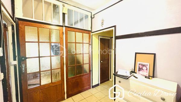 *** Une belle opportunité à découvrir ! Maison divisée en 2 appartements - Idéal investissement ou projet familial ***

Cette maison offre une configuration particulièrement recherchée : elle est actuellement divisée en deux appartements indépendants, permettant de conjuguer confort, flexibilité et potentiel locatif.
Parfaite pour un investisseur, une famille souhaitant vivre à proximité, ou un projet de résidence principale avec revenus complémentaires, elle peut également être envisagée comme un petit immeuble de rapport.

Les atouts :
- Deux logements indépendants
- Possibilité d'habiter un appartement et de louer le second
- Potentiel de double revenu locatif
- Configuration adaptée à une famille multigénérationnelle
- Intéressante pour la location classique, meublée ou saisonnière, selon la réglementation locale
- Possibilité de réunir les deux logements selon les besoins

Un bien polyvalent, rare sur le marché, offrant de nombreuses possibilités d'aménagement et de rentabilité. À visiter rapidement !

Edifiée sur un terrain d'environ 1050m² entièrement plat et clôturé, cette spacieuse propriété ancienne offre une belle surface d'environ 250m² à exploiter, elle se compose de pièces spacieuses, authentique avec le charme de l'ancien (tomettes, cheminées, parquet d'origine...)

* Descriptif de la Maison *

Au rez-de-jardin :
- Une cuisine
- Un salle à manger agrémentée d'un poêle à granulés récent
- Un salon 
- Une grande chambre de plain-pied avec placards
- Une pièce palière
- Une salle de bain avec wc
- Une chaufferie
- Un dégagement menant au garage
- Un palier donnant sur la terrasse

A l'étage :
- Un hall desservant les différentes pièces
- Une cuisine aménagée et équipée donnant sur sa salle à manger
- Un salon donnant sur véranda et accès grenier
- 3 spacieuses chambres sont une donnant sur son balcon privatif
- Un bureau/dressing
- Une salle de bain
- Un wc séparé

Au second niveau :
- Un grenier aménageable d'environ 60m²

* Ses extérieurs *
- Un terrain d'environ 1050m² entièrement clos de murs
- Une terrasse à l'arrière de la maison, sans aucun vis-à-vis
- Un atelier de jardin avec son four à pizza
- Une double cave voutée
- Un puits

* Son secteur *
- proximité de services : école maternelle et primaire avec un service de cantine et de garderie, collège, tous commerces de proximité et gare SNCF accessibles à pieds
- 2 mins à pieds de sa Gare

* Ses équipements et ses avantages *
- Ville très recherchée, appréciée pour ses nombreux commerces de proximité accessibles à pieds, ses écoles et ses transports facilitant les déplacement quotidiens 
- Chauffage Chaudière à pellets récente (installée en 2022) et entretenue
- Poêle à granulés (installé en 2019)
- Chauffe-eau thermodynamique récent (installée en 2022)
- Assainissement collectif aux normes
- Fibre installée
- Electricité à revoir