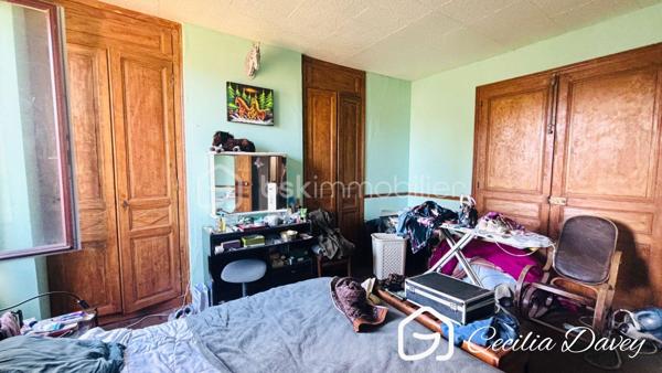 *** Une belle opportunité à découvrir ! Maison divisée en 2 appartements - Idéal investissement ou projet familial ***

Cette maison offre une configuration particulièrement recherchée : elle est actuellement divisée en deux appartements indépendants, permettant de conjuguer confort, flexibilité et potentiel locatif.
Parfaite pour un investisseur, une famille souhaitant vivre à proximité, ou un projet de résidence principale avec revenus complémentaires, elle peut également être envisagée comme un petit immeuble de rapport.

Les atouts :
- Deux logements indépendants
- Possibilité d'habiter un appartement et de louer le second
- Potentiel de double revenu locatif
- Configuration adaptée à une famille multigénérationnelle
- Intéressante pour la location classique, meublée ou saisonnière, selon la réglementation locale
- Possibilité de réunir les deux logements selon les besoins

Un bien polyvalent, rare sur le marché, offrant de nombreuses possibilités d'aménagement et de rentabilité. À visiter rapidement !

Edifiée sur un terrain d'environ 1050m² entièrement plat et clôturé, cette spacieuse propriété ancienne offre une belle surface d'environ 250m² à exploiter, elle se compose de pièces spacieuses, authentique avec le charme de l'ancien (tomettes, cheminées, parquet d'origine...)

* Descriptif de la Maison *

Au rez-de-jardin :
- Une cuisine
- Un salle à manger agrémentée d'un poêle à granulés récent
- Un salon 
- Une grande chambre de plain-pied avec placards
- Une pièce palière
- Une salle de bain avec wc
- Une chaufferie
- Un dégagement menant au garage
- Un palier donnant sur la terrasse

A l'étage :
- Un hall desservant les différentes pièces
- Une cuisine aménagée et équipée donnant sur sa salle à manger
- Un salon donnant sur véranda et accès grenier
- 3 spacieuses chambres sont une donnant sur son balcon privatif
- Un bureau/dressing
- Une salle de bain
- Un wc séparé

Au second niveau :
- Un grenier aménageable d'environ 60m²

* Ses extérieurs *
- Un terrain d'environ 1050m² entièrement clos de murs
- Une terrasse à l'arrière de la maison, sans aucun vis-à-vis
- Un atelier de jardin avec son four à pizza
- Une double cave voutée
- Un puits

* Son secteur *
- proximité de services : école maternelle et primaire avec un service de cantine et de garderie, collège, tous commerces de proximité et gare SNCF accessibles à pieds
- 2 mins à pieds de sa Gare

* Ses équipements et ses avantages *
- Ville très recherchée, appréciée pour ses nombreux commerces de proximité accessibles à pieds, ses écoles et ses transports facilitant les déplacement quotidiens 
- Chauffage Chaudière à pellets récente (installée en 2022) et entretenue
- Poêle à granulés (installé en 2019)
- Chauffe-eau thermodynamique récent (installée en 2022)
- Assainissement collectif aux normes
- Fibre installée
- Electricité à revoir