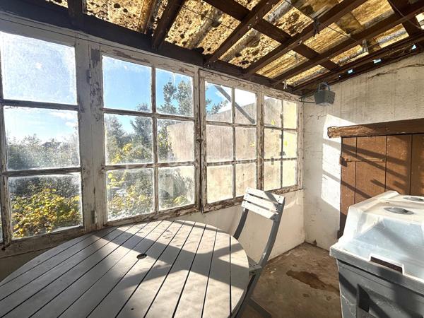 *** Une belle opportunité à découvrir ! Maison divisée en 2 appartements - Idéal investissement ou projet familial ***

Cette maison offre une configuration particulièrement recherchée : elle est actuellement divisée en deux appartements indépendants, permettant de conjuguer confort, flexibilité et potentiel locatif.
Parfaite pour un investisseur, une famille souhaitant vivre à proximité, ou un projet de résidence principale avec revenus complémentaires, elle peut également être envisagée comme un petit immeuble de rapport.

Les atouts :
- Deux logements indépendants
- Possibilité d'habiter un appartement et de louer le second
- Potentiel de double revenu locatif
- Configuration adaptée à une famille multigénérationnelle
- Intéressante pour la location classique, meublée ou saisonnière, selon la réglementation locale
- Possibilité de réunir les deux logements selon les besoins

Un bien polyvalent, rare sur le marché, offrant de nombreuses possibilités d'aménagement et de rentabilité. À visiter rapidement !

Edifiée sur un terrain d'environ 1050m² entièrement plat et clôturé, cette spacieuse propriété ancienne offre une belle surface d'environ 250m² à exploiter, elle se compose de pièces spacieuses, authentique avec le charme de l'ancien (tomettes, cheminées, parquet d'origine...)

* Descriptif de la Maison *

Au rez-de-jardin :
- Une cuisine
- Un salle à manger agrémentée d'un poêle à granulés récent
- Un salon 
- Une grande chambre de plain-pied avec placards
- Une pièce palière
- Une salle de bain avec wc
- Une chaufferie
- Un dégagement menant au garage
- Un palier donnant sur la terrasse

A l'étage :
- Un hall desservant les différentes pièces
- Une cuisine aménagée et équipée donnant sur sa salle à manger
- Un salon donnant sur véranda et accès grenier
- 3 spacieuses chambres sont une donnant sur son balcon privatif
- Un bureau/dressing
- Une salle de bain
- Un wc séparé

Au second niveau :
- Un grenier aménageable d'environ 60m²

* Ses extérieurs *
- Un terrain d'environ 1050m² entièrement clos de murs
- Une terrasse à l'arrière de la maison, sans aucun vis-à-vis
- Un atelier de jardin avec son four à pizza
- Une double cave voutée
- Un puits

* Son secteur *
- proximité de services : école maternelle et primaire avec un service de cantine et de garderie, collège, tous commerces de proximité et gare SNCF accessibles à pieds
- 2 mins à pieds de sa Gare

* Ses équipements et ses avantages *
- Ville très recherchée, appréciée pour ses nombreux commerces de proximité accessibles à pieds, ses écoles et ses transports facilitant les déplacement quotidiens 
- Chauffage Chaudière à pellets récente (installée en 2022) et entretenue
- Poêle à granulés (installé en 2019)
- Chauffe-eau thermodynamique récent (installée en 2022)
- Assainissement collectif aux normes
- Fibre installée
- Electricité à revoir