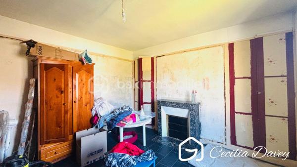 *** Une belle opportunité à découvrir ! Maison divisée en 2 appartements - Idéal investissement ou projet familial ***

Cette maison offre une configuration particulièrement recherchée : elle est actuellement divisée en deux appartements indépendants, permettant de conjuguer confort, flexibilité et potentiel locatif.
Parfaite pour un investisseur, une famille souhaitant vivre à proximité, ou un projet de résidence principale avec revenus complémentaires, elle peut également être envisagée comme un petit immeuble de rapport.

Les atouts :
- Deux logements indépendants
- Possibilité d'habiter un appartement et de louer le second
- Potentiel de double revenu locatif
- Configuration adaptée à une famille multigénérationnelle
- Intéressante pour la location classique, meublée ou saisonnière, selon la réglementation locale
- Possibilité de réunir les deux logements selon les besoins

Un bien polyvalent, rare sur le marché, offrant de nombreuses possibilités d'aménagement et de rentabilité. À visiter rapidement !

Edifiée sur un terrain d'environ 1050m² entièrement plat et clôturé, cette spacieuse propriété ancienne offre une belle surface d'environ 250m² à exploiter, elle se compose de pièces spacieuses, authentique avec le charme de l'ancien (tomettes, cheminées, parquet d'origine...)

* Descriptif de la Maison *

Au rez-de-jardin :
- Une cuisine
- Un salle à manger agrémentée d'un poêle à granulés récent
- Un salon 
- Une grande chambre de plain-pied avec placards
- Une pièce palière
- Une salle de bain avec wc
- Une chaufferie
- Un dégagement menant au garage
- Un palier donnant sur la terrasse

A l'étage :
- Un hall desservant les différentes pièces
- Une cuisine aménagée et équipée donnant sur sa salle à manger
- Un salon donnant sur véranda et accès grenier
- 3 spacieuses chambres sont une donnant sur son balcon privatif
- Un bureau/dressing
- Une salle de bain
- Un wc séparé

Au second niveau :
- Un grenier aménageable d'environ 60m²

* Ses extérieurs *
- Un terrain d'environ 1050m² entièrement clos de murs
- Une terrasse à l'arrière de la maison, sans aucun vis-à-vis
- Un atelier de jardin avec son four à pizza
- Une double cave voutée
- Un puits

* Son secteur *
- proximité de services : école maternelle et primaire avec un service de cantine et de garderie, collège, tous commerces de proximité et gare SNCF accessibles à pieds
- 2 mins à pieds de sa Gare

* Ses équipements et ses avantages *
- Ville très recherchée, appréciée pour ses nombreux commerces de proximité accessibles à pieds, ses écoles et ses transports facilitant les déplacement quotidiens 
- Chauffage Chaudière à pellets récente (installée en 2022) et entretenue
- Poêle à granulés (installé en 2019)
- Chauffe-eau thermodynamique récent (installée en 2022)
- Assainissement collectif aux normes
- Fibre installée
- Electricité à revoir