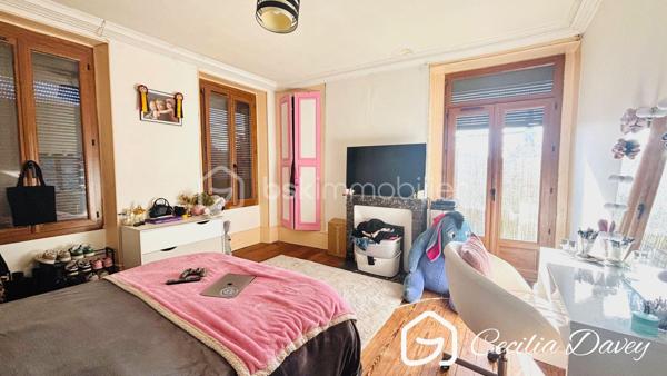 *** Une belle opportunité à découvrir ! Maison divisée en 2 appartements - Idéal investissement ou projet familial ***

Cette maison offre une configuration particulièrement recherchée : elle est actuellement divisée en deux appartements indépendants, permettant de conjuguer confort, flexibilité et potentiel locatif.
Parfaite pour un investisseur, une famille souhaitant vivre à proximité, ou un projet de résidence principale avec revenus complémentaires, elle peut également être envisagée comme un petit immeuble de rapport.

Les atouts :
- Deux logements indépendants
- Possibilité d'habiter un appartement et de louer le second
- Potentiel de double revenu locatif
- Configuration adaptée à une famille multigénérationnelle
- Intéressante pour la location classique, meublée ou saisonnière, selon la réglementation locale
- Possibilité de réunir les deux logements selon les besoins

Un bien polyvalent, rare sur le marché, offrant de nombreuses possibilités d'aménagement et de rentabilité. À visiter rapidement !

Edifiée sur un terrain d'environ 1050m² entièrement plat et clôturé, cette spacieuse propriété ancienne offre une belle surface d'environ 250m² à exploiter, elle se compose de pièces spacieuses, authentique avec le charme de l'ancien (tomettes, cheminées, parquet d'origine...)

* Descriptif de la Maison *

Au rez-de-jardin :
- Une cuisine
- Un salle à manger agrémentée d'un poêle à granulés récent
- Un salon 
- Une grande chambre de plain-pied avec placards
- Une pièce palière
- Une salle de bain avec wc
- Une chaufferie
- Un dégagement menant au garage
- Un palier donnant sur la terrasse

A l'étage :
- Un hall desservant les différentes pièces
- Une cuisine aménagée et équipée donnant sur sa salle à manger
- Un salon donnant sur véranda et accès grenier
- 3 spacieuses chambres sont une donnant sur son balcon privatif
- Un bureau/dressing
- Une salle de bain
- Un wc séparé

Au second niveau :
- Un grenier aménageable d'environ 60m²

* Ses extérieurs *
- Un terrain d'environ 1050m² entièrement clos de murs
- Une terrasse à l'arrière de la maison, sans aucun vis-à-vis
- Un atelier de jardin avec son four à pizza
- Une double cave voutée
- Un puits

* Son secteur *
- proximité de services : école maternelle et primaire avec un service de cantine et de garderie, collège, tous commerces de proximité et gare SNCF accessibles à pieds
- 2 mins à pieds de sa Gare

* Ses équipements et ses avantages *
- Ville très recherchée, appréciée pour ses nombreux commerces de proximité accessibles à pieds, ses écoles et ses transports facilitant les déplacement quotidiens 
- Chauffage Chaudière à pellets récente (installée en 2022) et entretenue
- Poêle à granulés (installé en 2019)
- Chauffe-eau thermodynamique récent (installée en 2022)
- Assainissement collectif aux normes
- Fibre installée
- Electricité à revoir