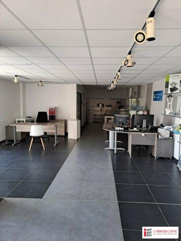 Local commercial de 413m2 à FOUGERES