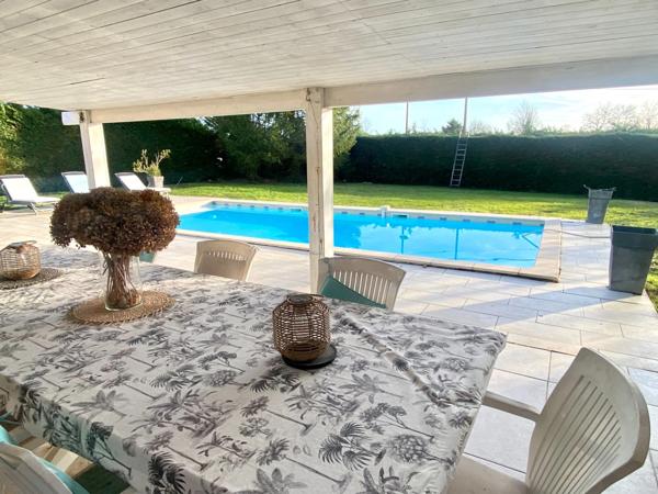 Maison d'architecte T5 (DPE C/A) de 5 pièces à BASCONS (40) avec piscine, au calme et de très belles prestations.